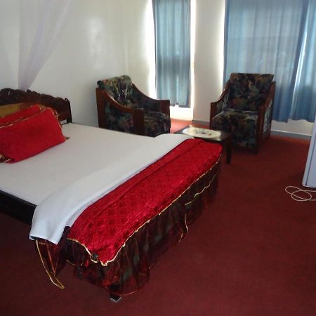 Brisk Hotel Triangle Njeru Kültér fotó