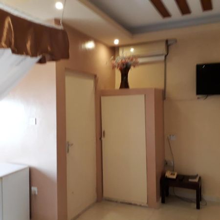 Brisk Hotel Triangle Njeru Kültér fotó