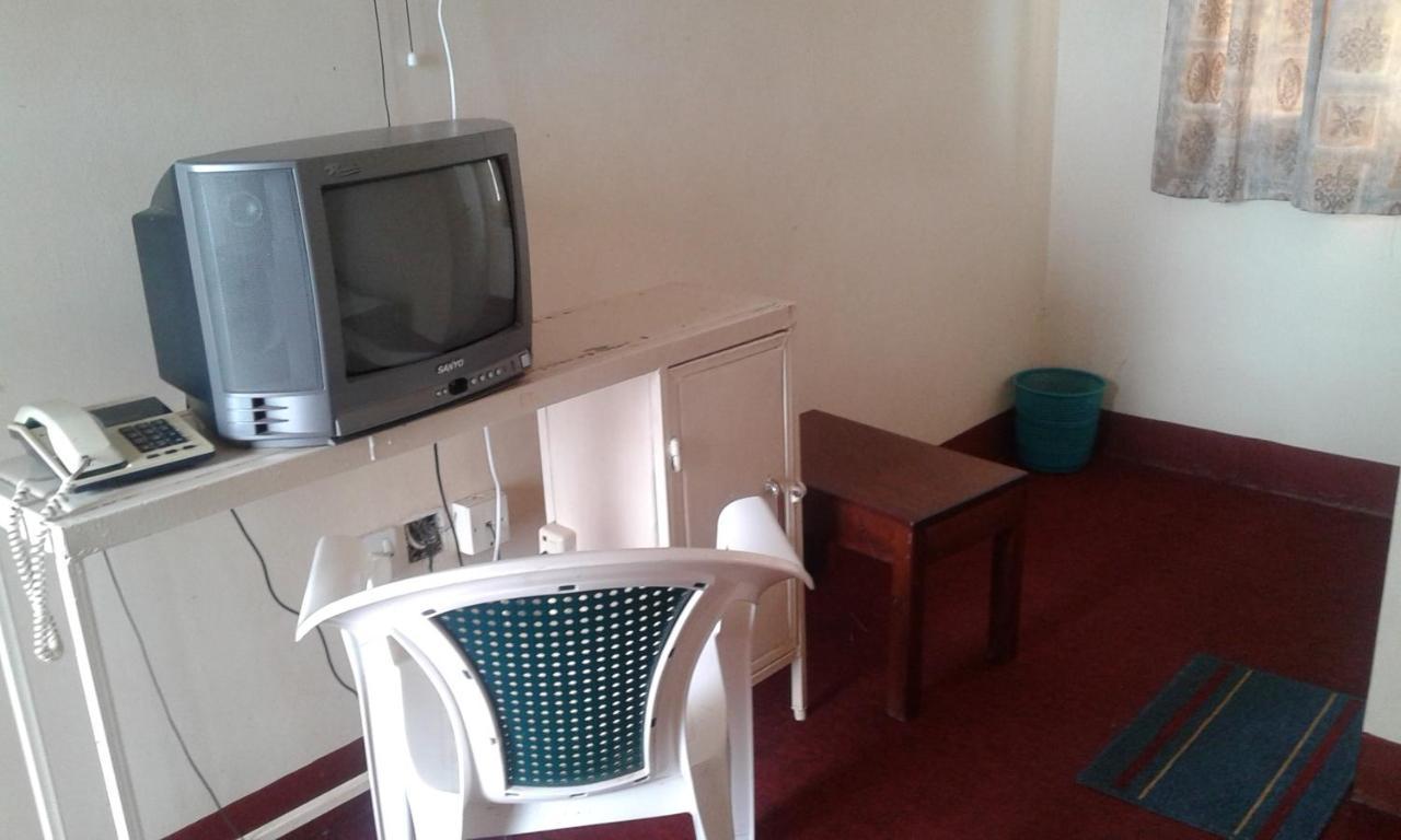 Brisk Hotel Triangle Njeru Kültér fotó