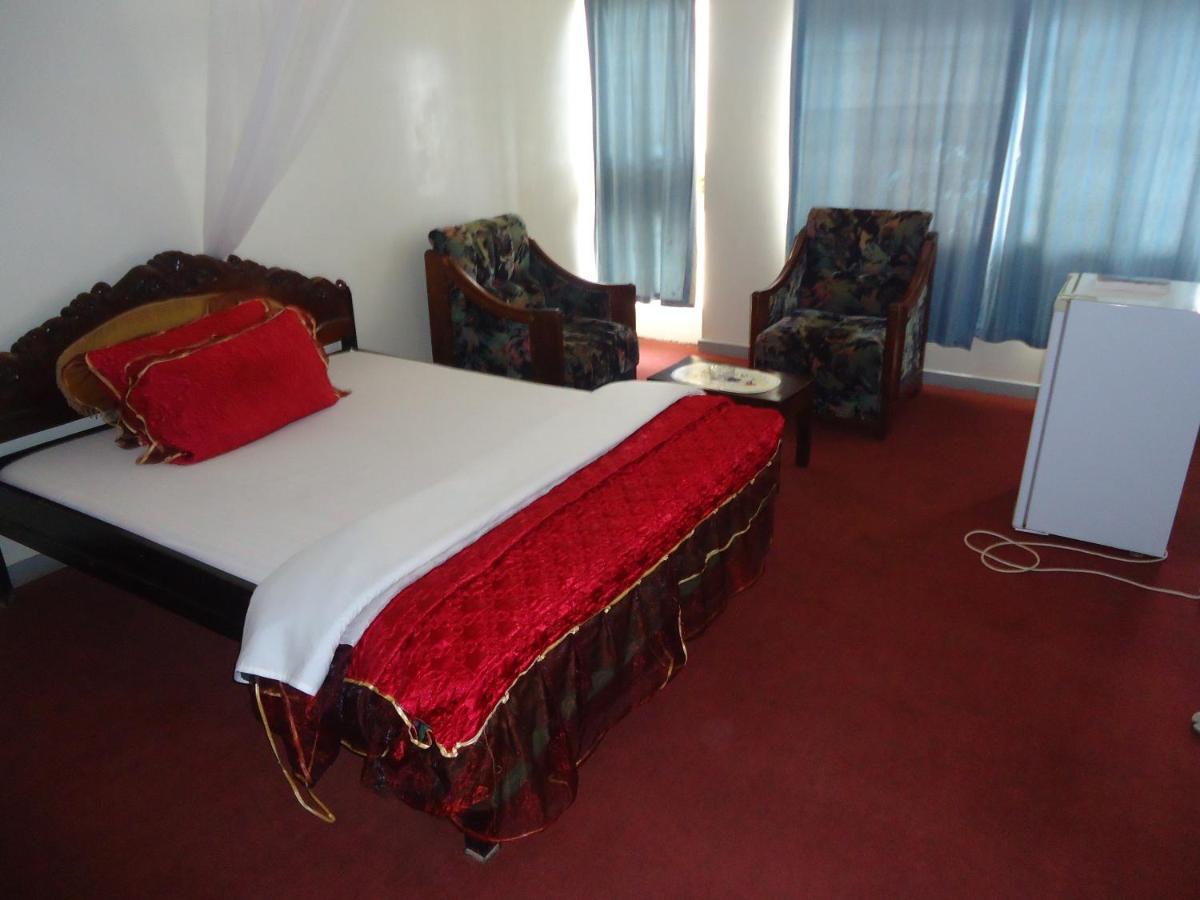 Brisk Hotel Triangle Njeru Kültér fotó