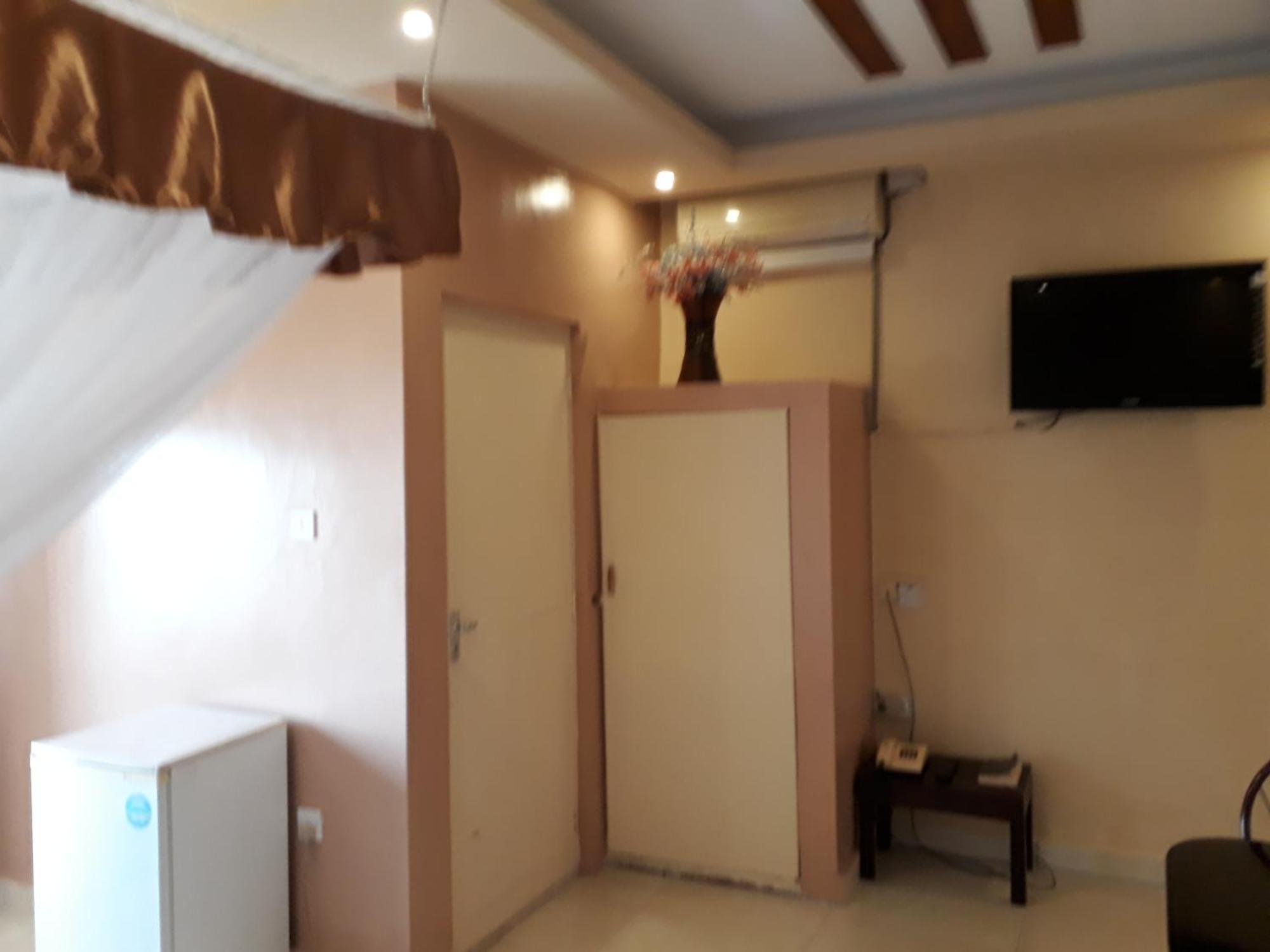 Brisk Hotel Triangle Njeru Kültér fotó