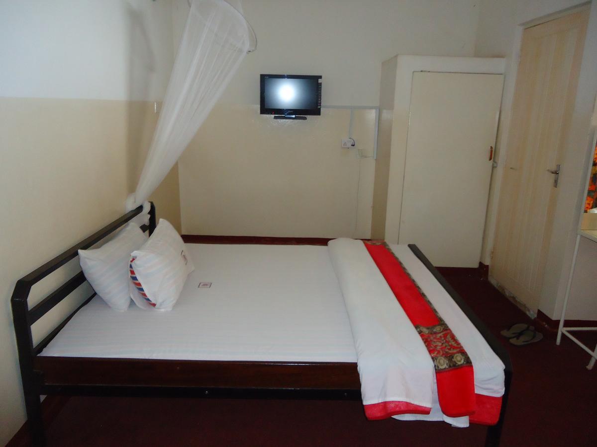 Brisk Hotel Triangle Njeru Kültér fotó
