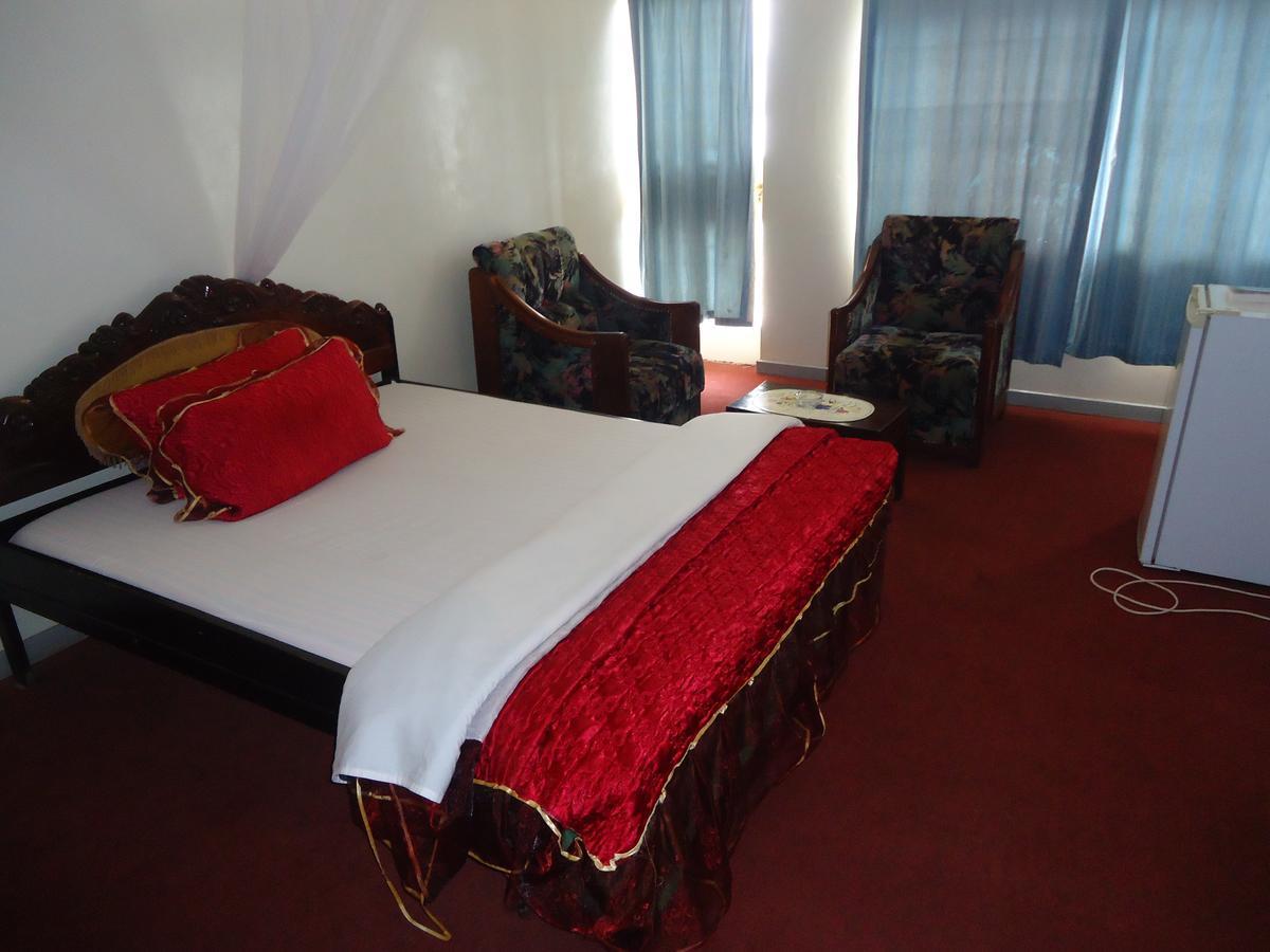 Brisk Hotel Triangle Njeru Kültér fotó