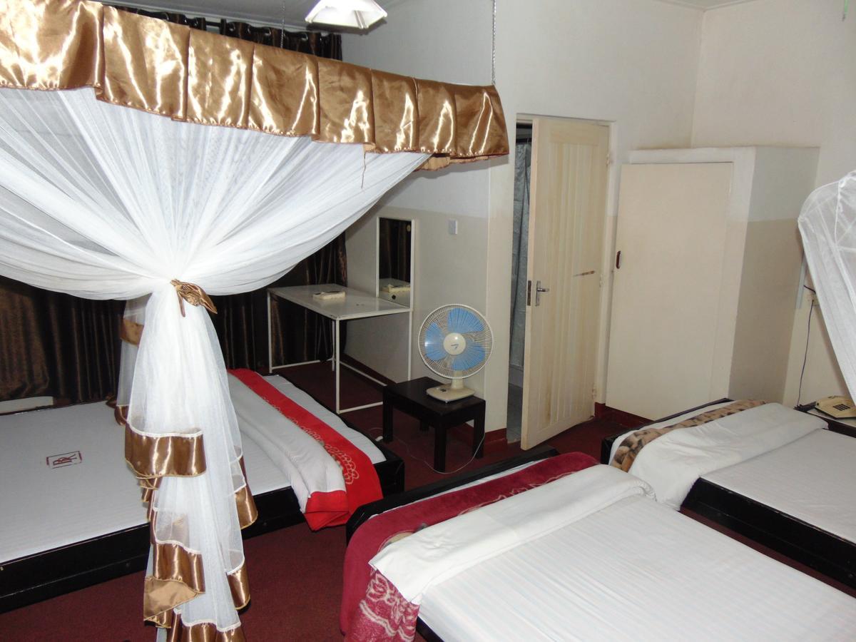 Brisk Hotel Triangle Njeru Kültér fotó