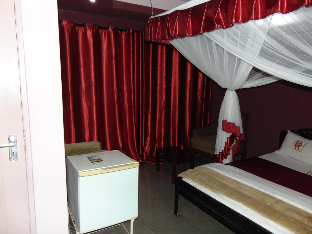 Brisk Hotel Triangle Njeru Kültér fotó