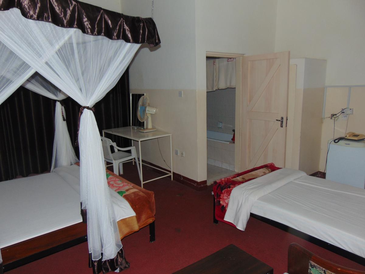 Brisk Hotel Triangle Njeru Kültér fotó