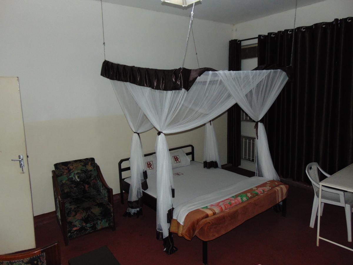 Brisk Hotel Triangle Njeru Kültér fotó