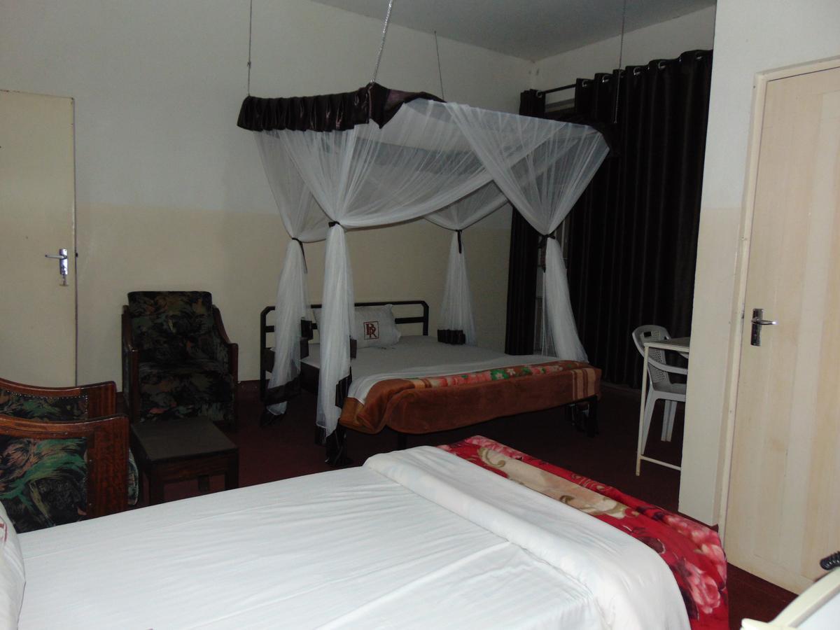 Brisk Hotel Triangle Njeru Kültér fotó