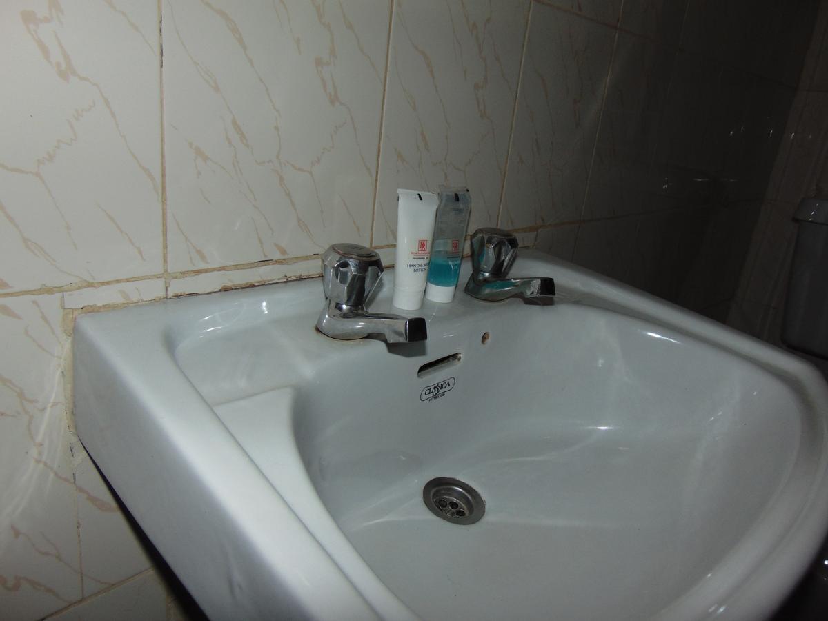 Brisk Hotel Triangle Njeru Kültér fotó