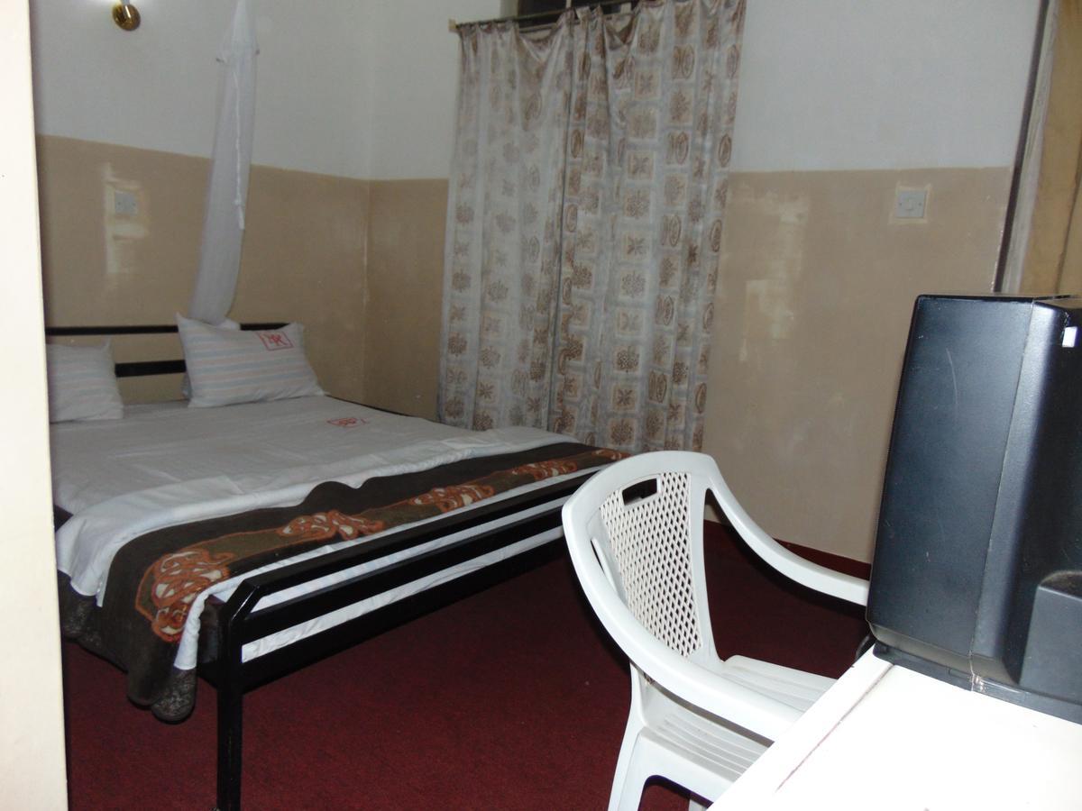 Brisk Hotel Triangle Njeru Kültér fotó
