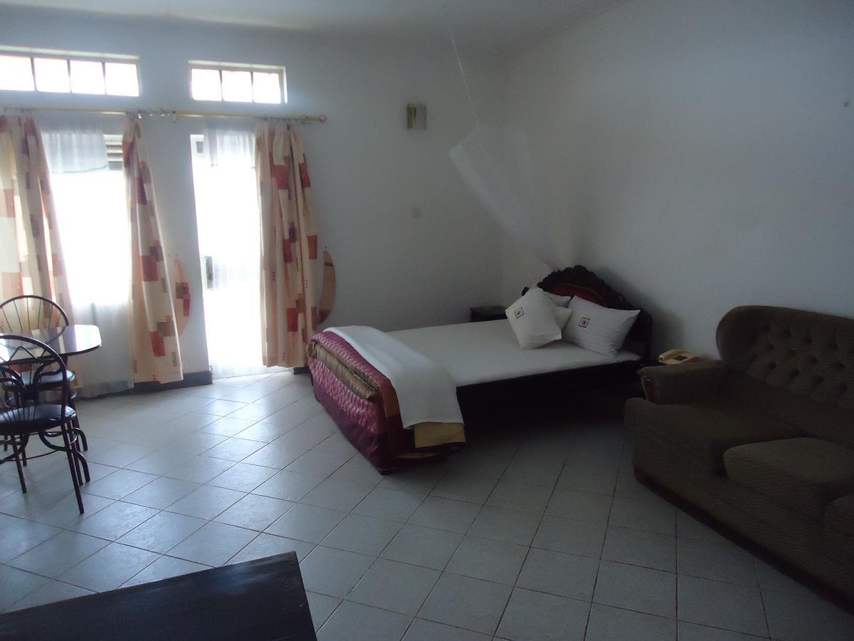 Brisk Hotel Triangle Njeru Kültér fotó