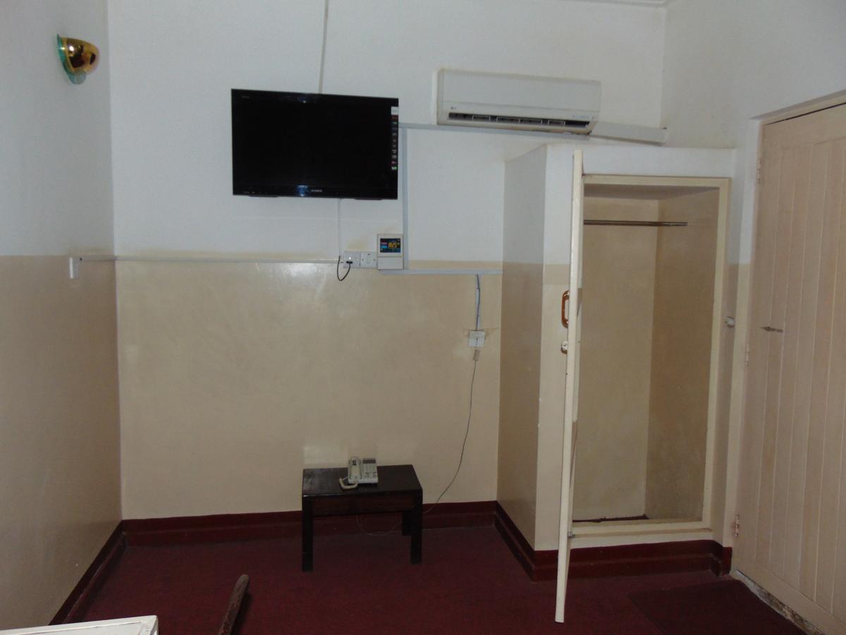 Brisk Hotel Triangle Njeru Kültér fotó