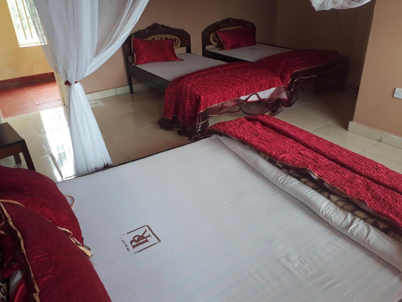 Brisk Hotel Triangle Njeru Kültér fotó