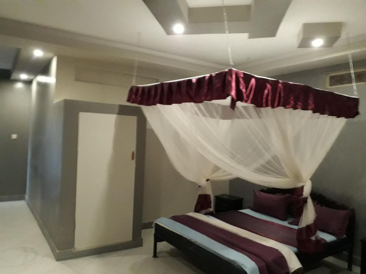Brisk Hotel Triangle Njeru Kültér fotó