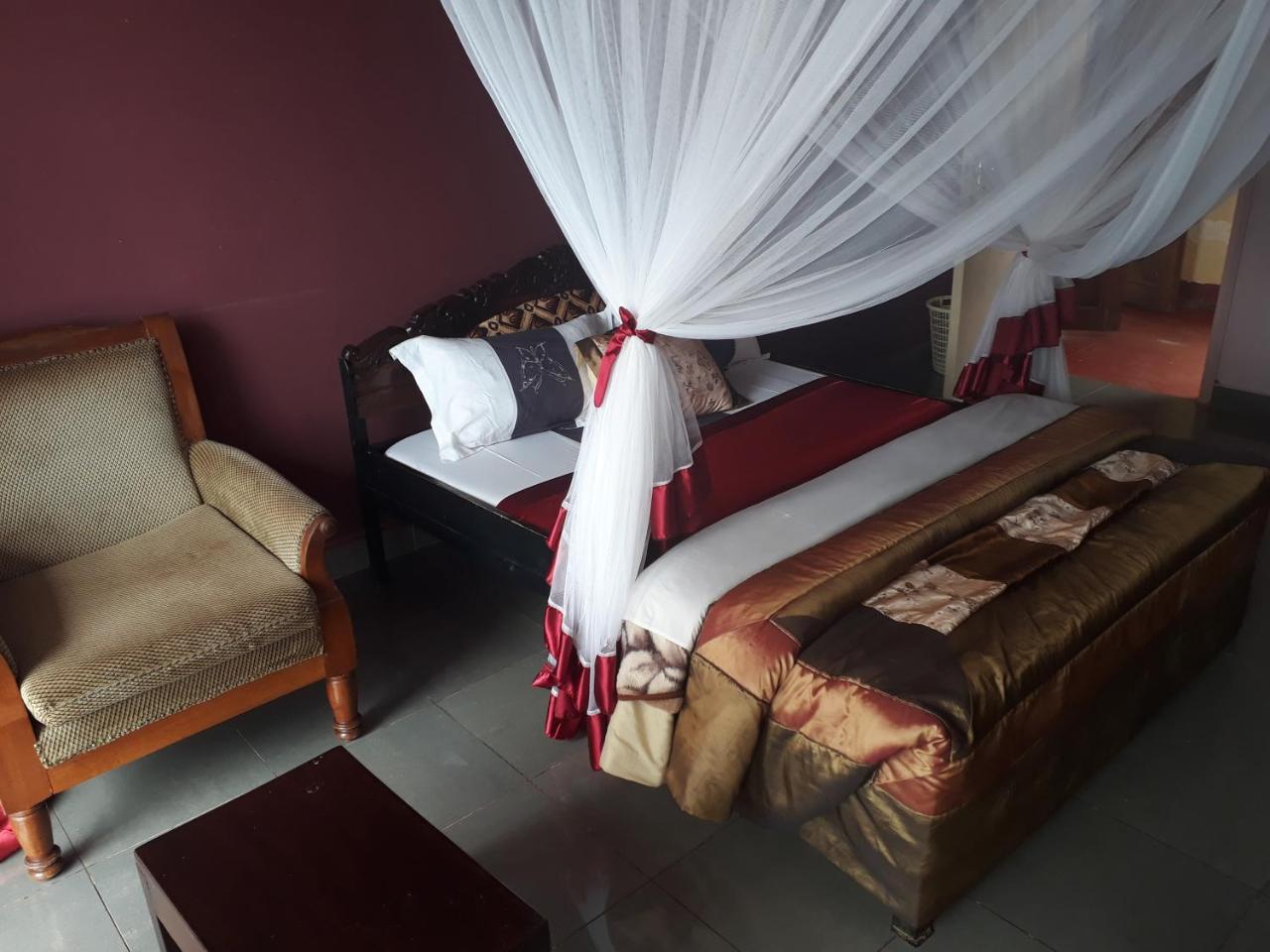Brisk Hotel Triangle Njeru Kültér fotó