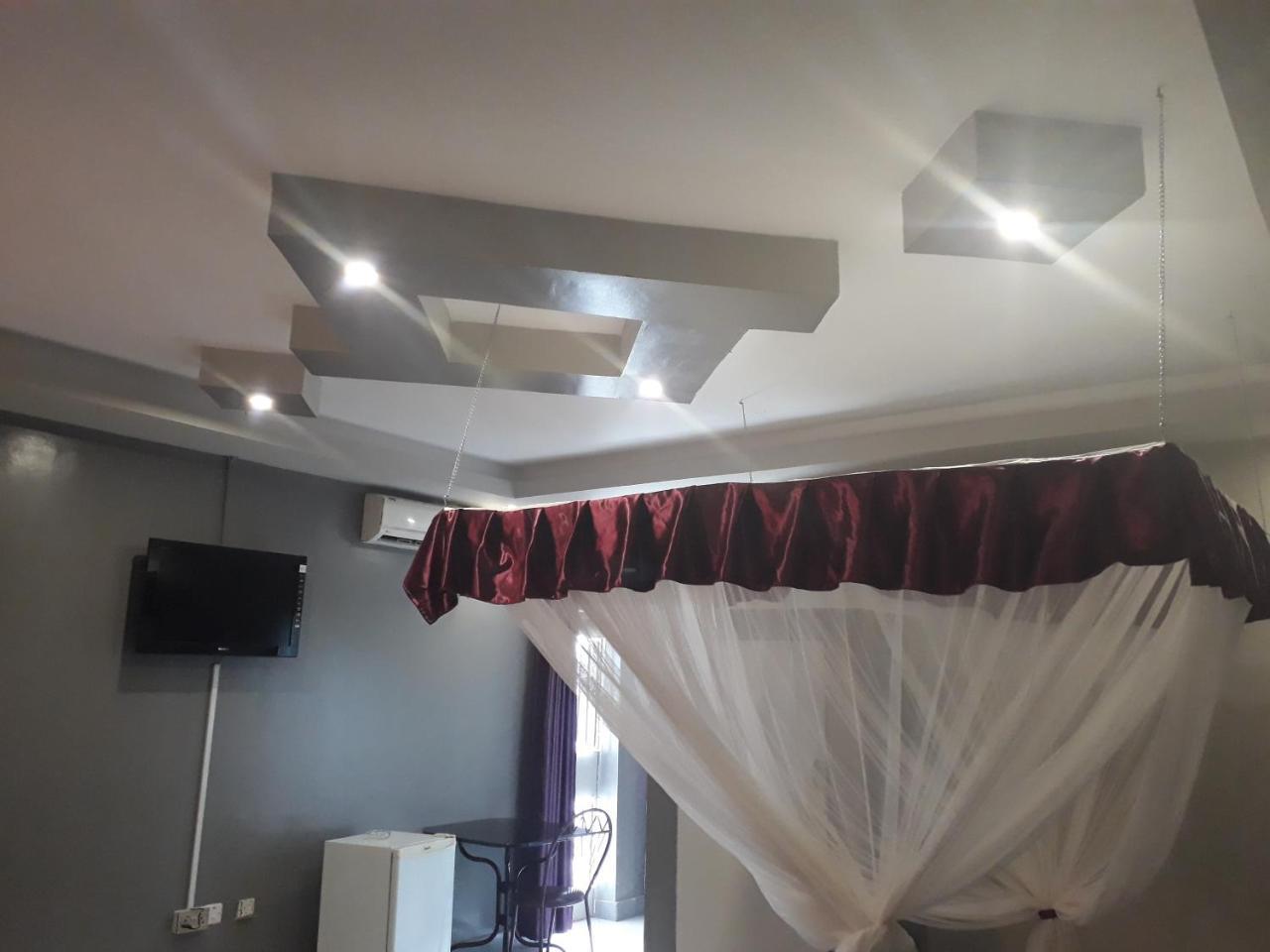 Brisk Hotel Triangle Njeru Kültér fotó